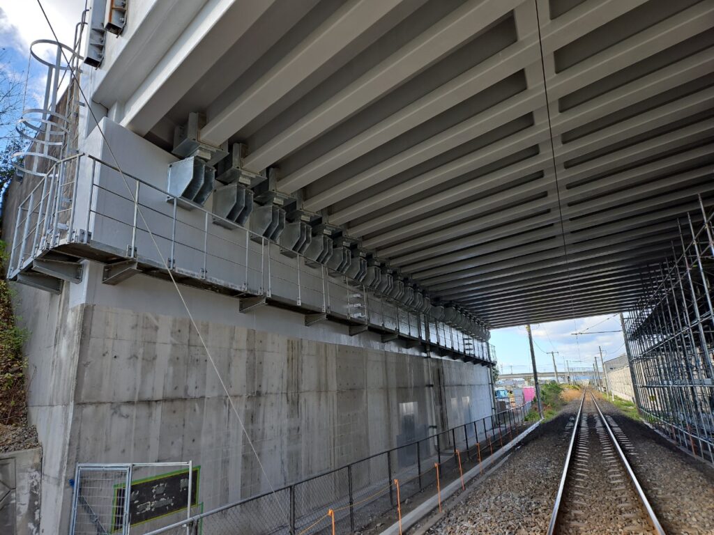 落橋防止ブラケット